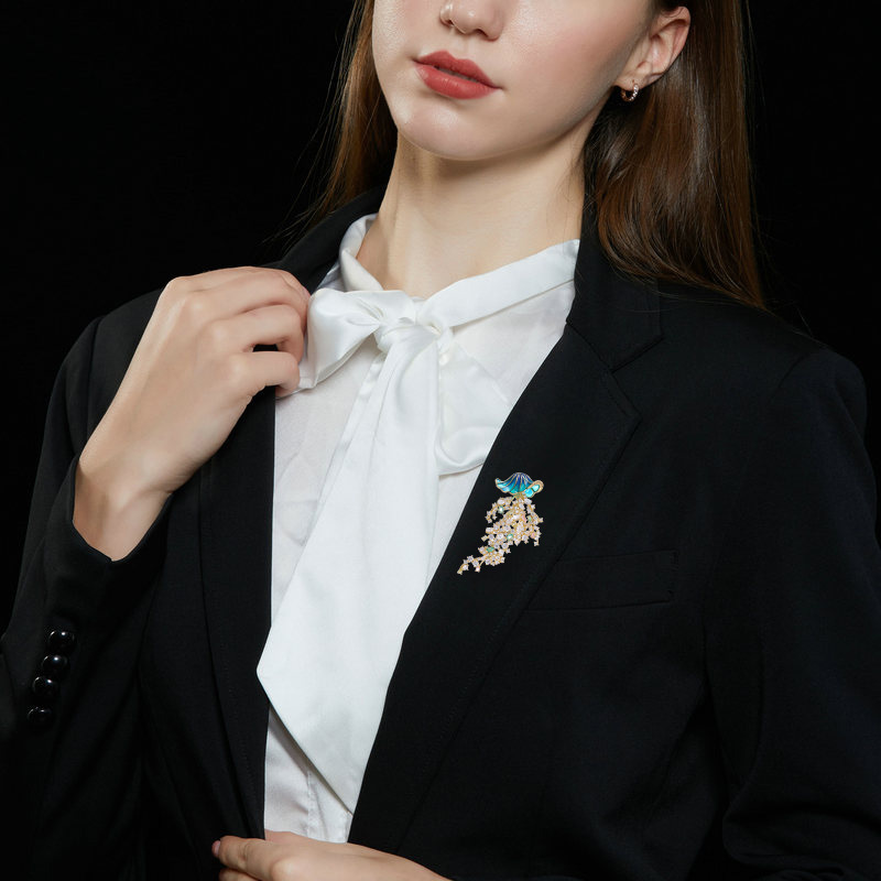 Broche méduse en zircon incrus - Luxury Lifestyle Jewelry avis et prix
